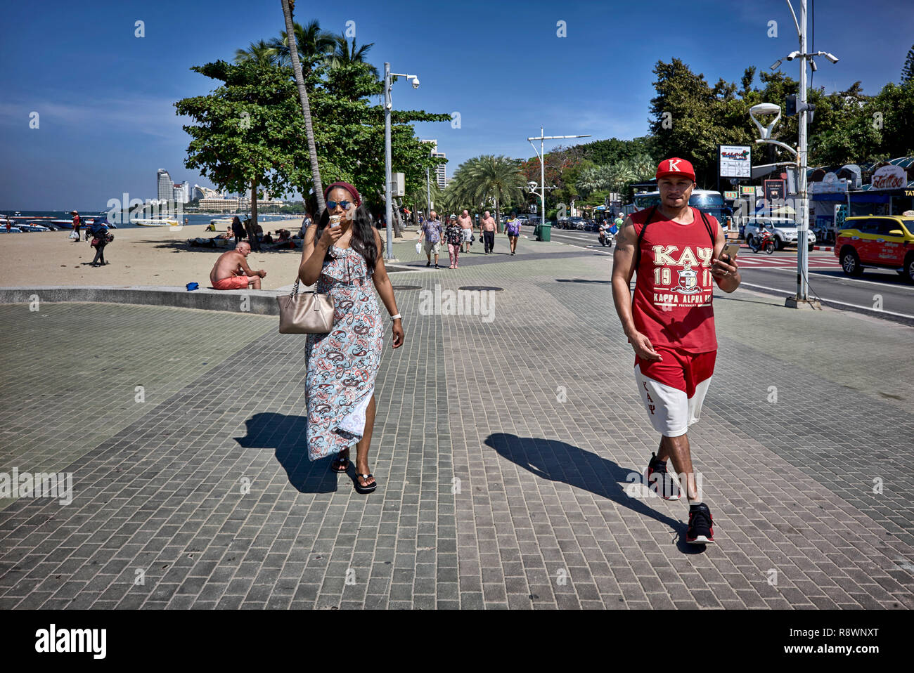 Afrikanische amerikanische Touristen paar Spaziergang entlang der Beach Road Pattaya, Thailand, Südostasien Stockfoto