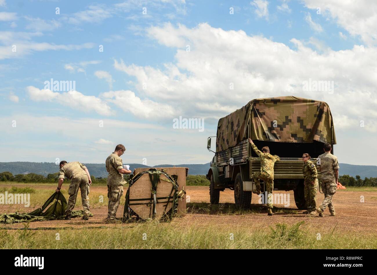 Bewegung Betreiber von der Neuseeländischen Armee, 5. Bewegungen Unternehmen und der Australischen Armee, 167 Air Versand Squadron, erholen Lasten von fallschirmabwürfen in Londonderry Drop Zone, in der Nähe der RAAF Richmond, Australien, 13. März 2017. Die fallschirmabwürfen waren Teil der erweiterten Taktik Aircrew Kurs bewirtet durch die Erweiterte Luftbrücke Taktik Training Center (AATTC). Die AATTC ist aus St. Joseph, MO, das die Mission der zunehmenden Kriegsführung Wirksamkeit und Überlebensfähigkeit der Mobilität der Streitkräfte. Es ist das erste Mal, dass die AATTC Schulungen im Ausland gelehrt hat. Stockfoto