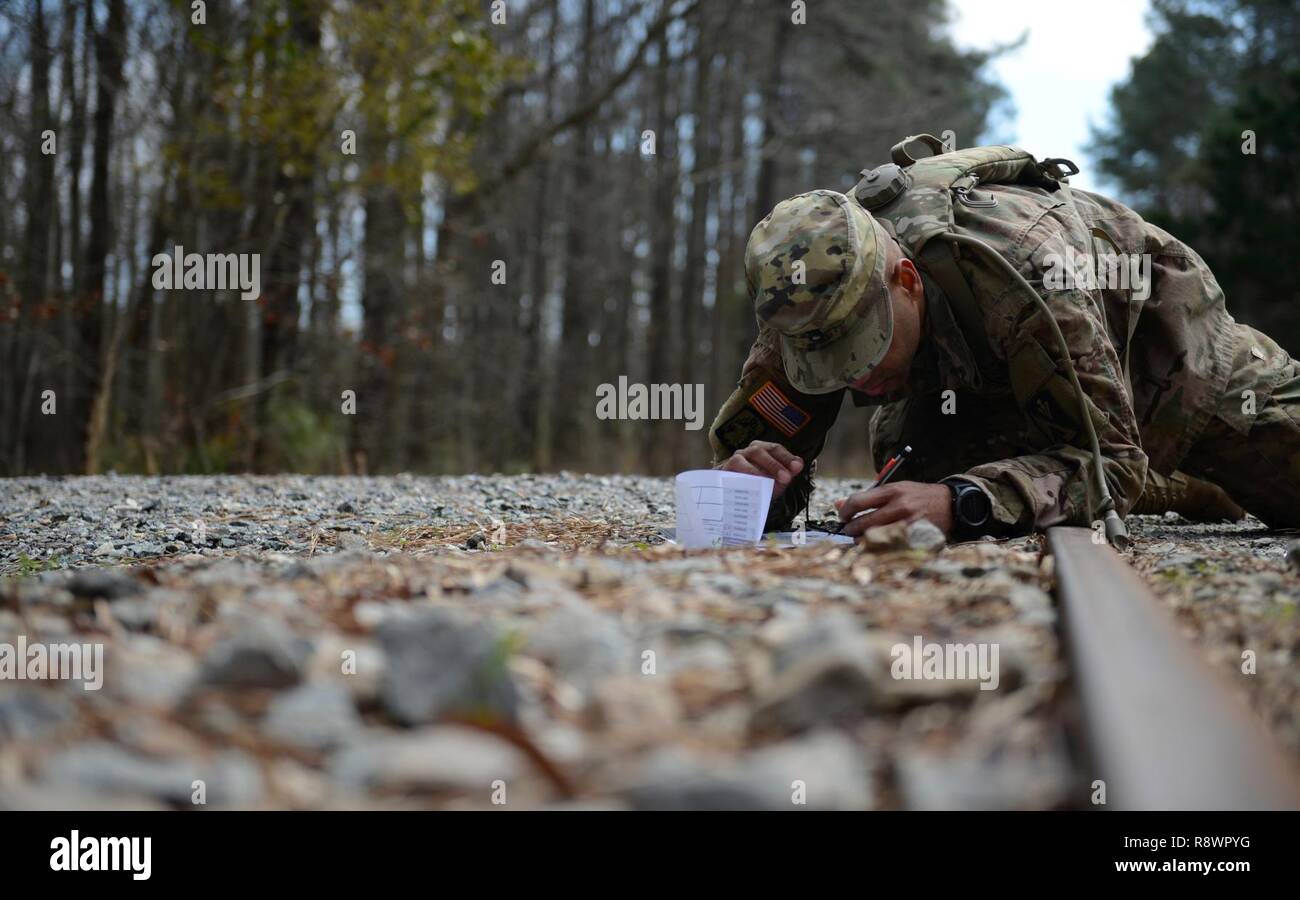 U.S. Army Staff Sgt. Randie Bobb, Alpha Company, 210th Aviation Regiment, 128 Aviation Brigade Ausbilder und NCO des Jahres Konkurrent, Grundstücke Punkte auf einer Karte sein Ziel während der NCO und Erweiterte individuelle Schulung Platoon Sergeant des Jahres Wettbewerb im Joint Base Langley-Eustis, Virginia, 6. März 2017 zu finden. Unter Zeitdruck, die Soldaten waren herausgefordert, acht Ziele innerhalb eines 6-Meilen-Radius zu finden. Stockfoto