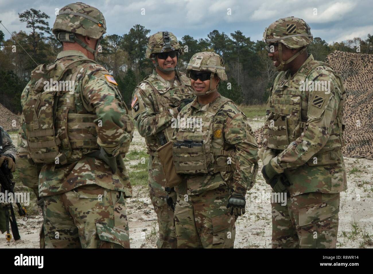 Command Sgt. Maj. Scott C. Schroeder, command Sergeant Major der US-Armee den Befehl, spricht mit Command Sgt. Maj. Walter A. Tagalicud, command Sergeant Major der Infanterie Division 3 und Command Sgt. Maj. John K. Johnson, command Sergeant Major des 3 Infanterie Division Artillerie, bei einem Besuch in Fort Stewart, Ga., 8. März 2017. Schroeder tourte Stewart mit 3.inf zu engagieren. Div. Soldaten und Führer, Schulung und Prüfung Wartung Programme beobachten. Stockfoto