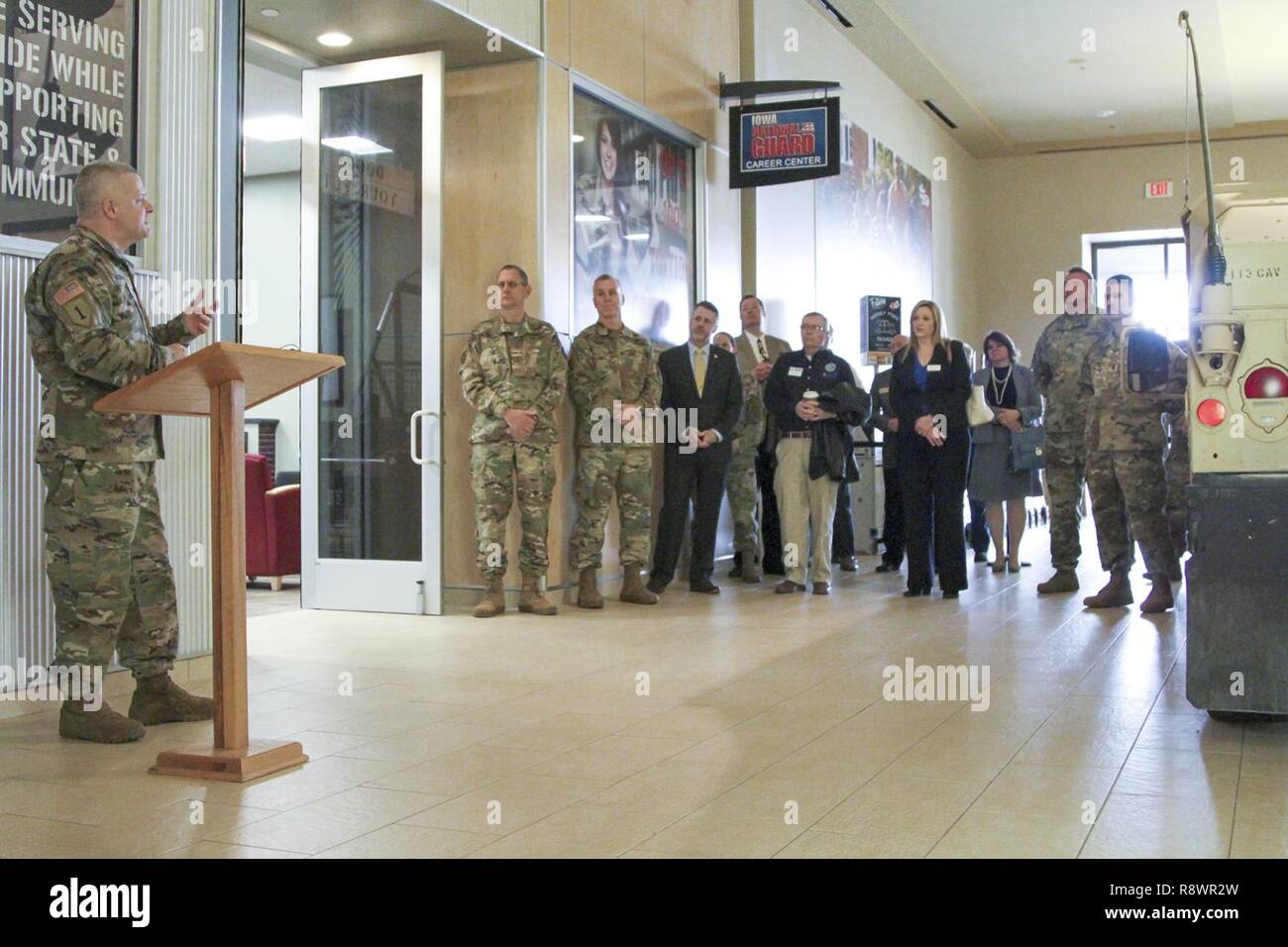 Oberstleutnant Randy Higginbotham, Rekrutierung der Iowa Army National Guard und Retention Bataillonskommandeur, spricht während der Ribbon Cutting für die Iowa neueste Recruiting Operation Center, am Jordan Creek Town Center. "Diese Position hilft uns, unsere Tradition zu tragen", sagte Higginbotham. "Unsere Mission ist es, die Öffentlichkeit auf das, was wir zu bieten haben, zu erziehen, weil wir wirklich sind, 'Iowans Iowans dienen.' Also, unsere Mission ist einfach und unsere Lage ist perfekt." Stockfoto