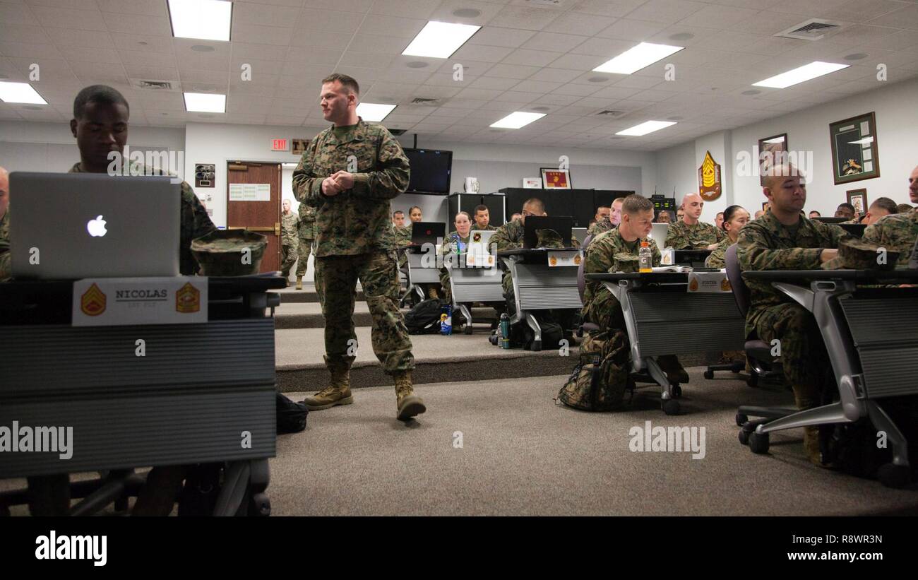 Gunnery Sgt. Lawrence Smith, ein Faculty Advisor bei der Marine Corps Base Quantico Personal Noncommissioned Officer Academy, führt eine geführte Diskussion während einer Karriere Kurs Unterricht an der MCB Quantico, Virginia, März 8, 2017. Eingetragen Marines kommen nach Quantico, um qualifizierte und als Faculty Advisor unterrichten werden, eine Rolle, die hilft, Hunderte von Marines ein Jahr in ihrer Bewohner professionelle militärische Ausbildung erleichtern. Stockfoto