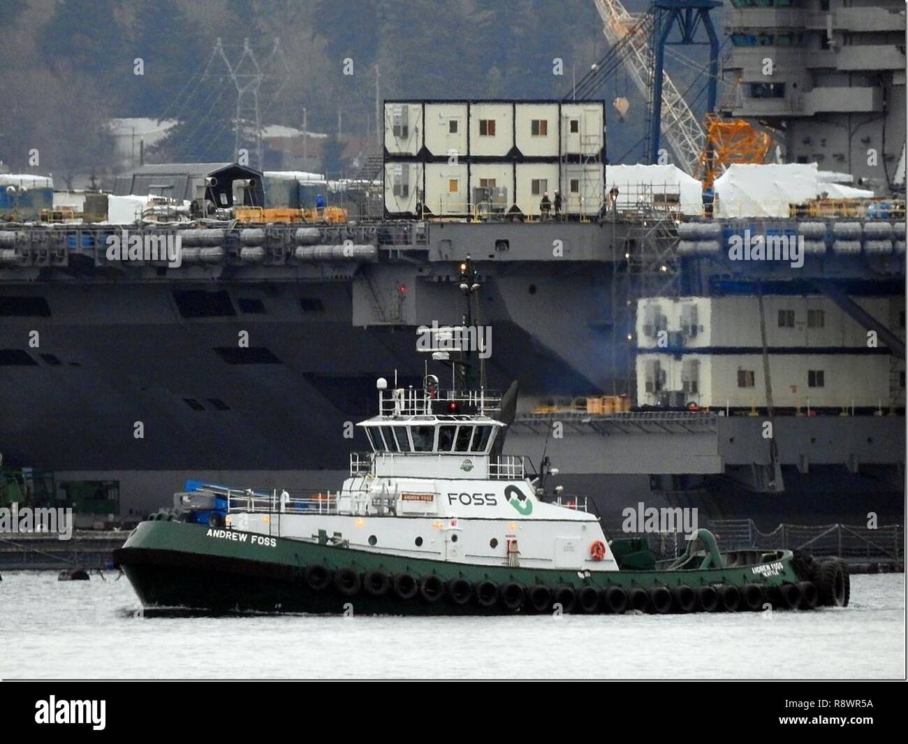 BREMERTON, Washington (11. März 2017) - Schlepper abschleppen ausgemusterten Flugzeugträger ex-USS Independence (CVN-62) durch Sinclair Einlass auf dem Weg nach Brownsville, Texas, für Abbau von internationalen Shipbreaking LTD. Das Schiff wird rund um Südamerika durch die Magellanstraße klicken Sie auf den Atlantischen Ozean und ist geplant, in diesem Sommer zu kommen. Die Unabhängigkeit, die beauftragt, Jan. 10, 1959, war das vierte und letzte Der forrestal First-Class-Carriern. Das Schiff machte eine Tour aus Vietnam im Jahre 1965 durchgeführten Luftangriffe gegen die syrischen Truppen während des libanesischen Bürgerkriegs und der Nicht-fly zone o Stockfoto