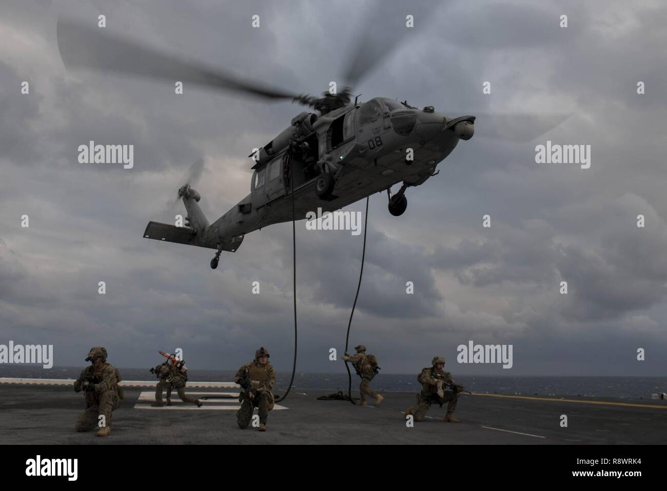 Philippinischen MEER (14. März 2017) Marines, zugeordnet zu den 31 Marine Expeditionary Unit (MEU), bilden einen Perimeter nach schnellen Abseilen von einem MH-60S Sea Hawk, Hubschrauber Meer Combat Squadron (HSC) 25, während des Trainings auf dem Flugdeck des Amphibious Assault ship USS BONHOMME RICHARD (LHD6) zur Unterstützung von Amphibischen integrierte Ausbildung (AIT) zugeordnet. AIT ist so ausgelegt, dass alle Elemente der Bonhomme Richard Expeditionary Strike Group (BHR ESG) und 31 MEU ihre Fähigkeit zur Planung und Mission wesentliche Aufgaben ausführen, um Test zu integrieren. Bonhomme Richard, dem Flaggschiff der BHR ESG, mit begonnen 31. Stockfoto
