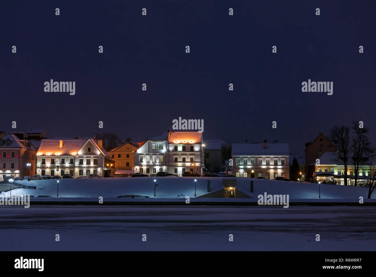 Leere beleuchtete Straße bei Nacht. Malerischen Panoramablick auf die Altstadt von Minsk Stockfoto