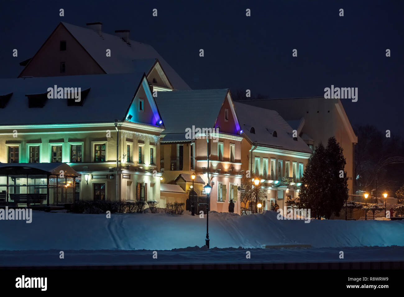 Stadt Gebäude eingerichtet und vor dem Winter Urlaub beleuchtet. Stadt Beleuchtung in der Nacht Stockfoto