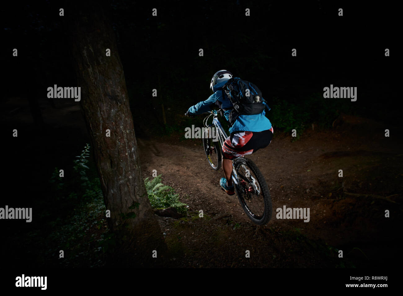 Moskau, Russland - 18. August 2017: Nacht reiten auf dem Mountainbike im Wald. Reiter in Aktion bei Mountain bike Sport. Biker Reiten in Wald. Cool athl Stockfoto