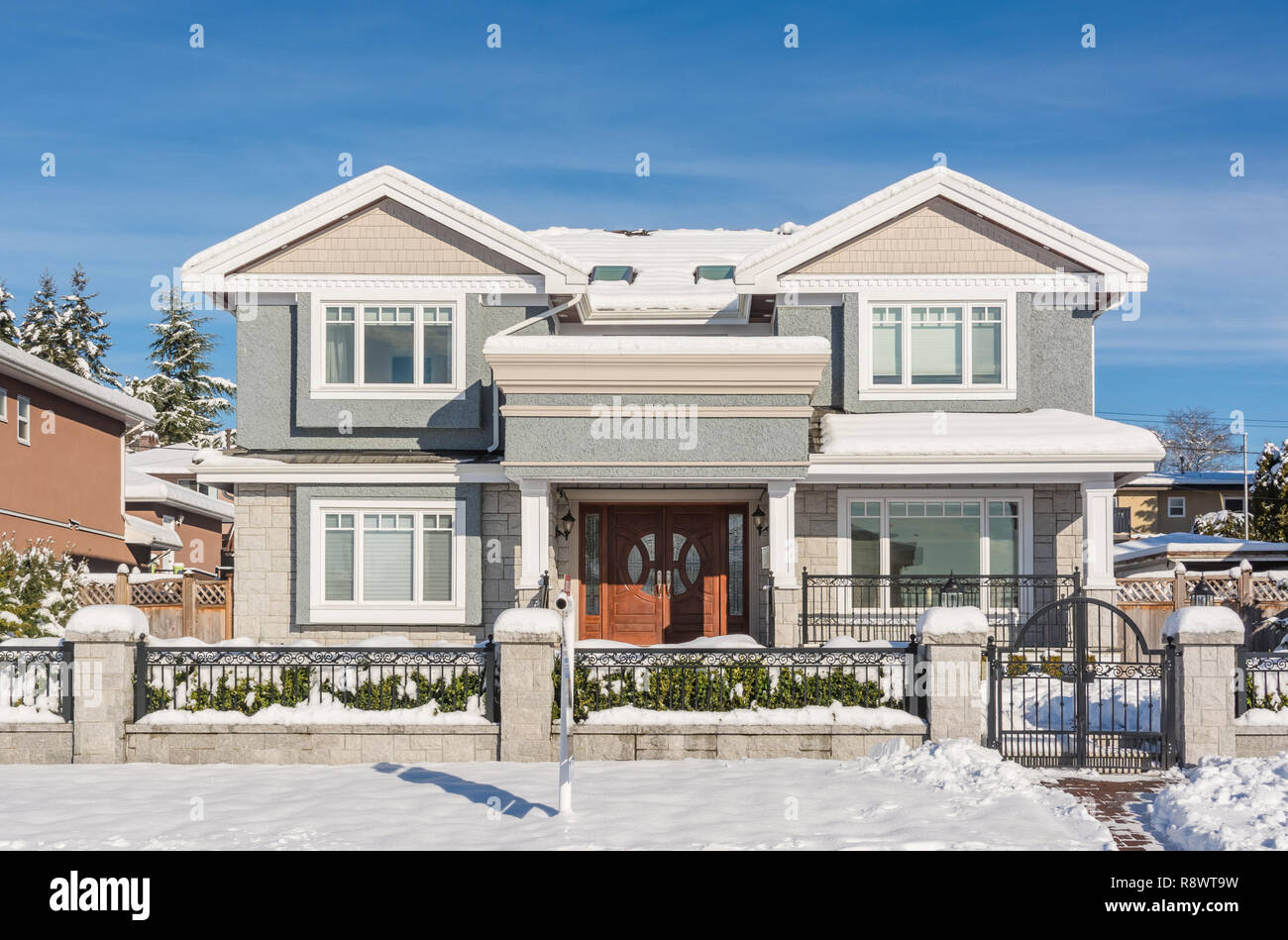 Großen Luxus Wohnhaus im Winter. North American Family House im Winter sonniger Tag Stockfoto