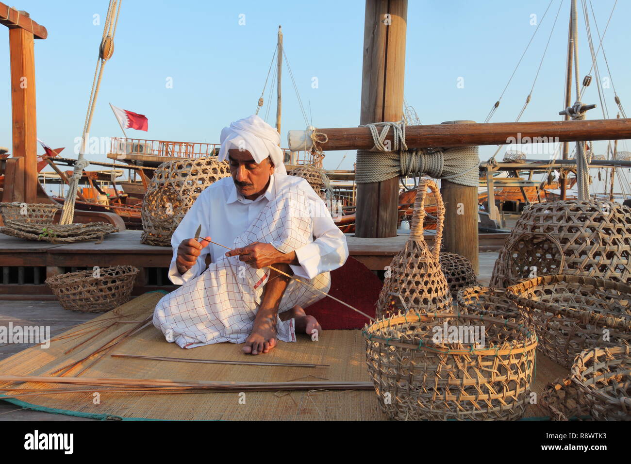 Kuwaitischen Handwerker, die traditionelle Fischerei Körbe Während der Dhow Festival in Katara Strand. Stockfoto