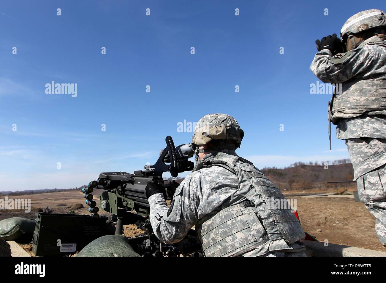 Sgt. Hector Orozco, Bravo Company, 301 Military Intelligence Battalion, Fort Shafter, Hawaii, Brände 40-mm-Granaten aus dem MK19 automatische Granatwerfer während einer Waffen Qualifizierung im Betrieb Cold Steel Übung am Fort McCoy, Wisconsin, März 19, 2017 durchgeführt. Betrieb Cold Steel wird zunächst der US-Armee finden große Live-Fire Training und Crew - Serviert Waffen Qualifizierung und Validierung. Cold Steel ist ein wichtiger Schritt, um sicherzustellen, dass America's Army Reserve Einheiten und Soldaten ausgebildet sind und bereit, auf kurze bereitstellen - Bekanntmachung und bekämpfen - bereit und tödliche fir Stockfoto