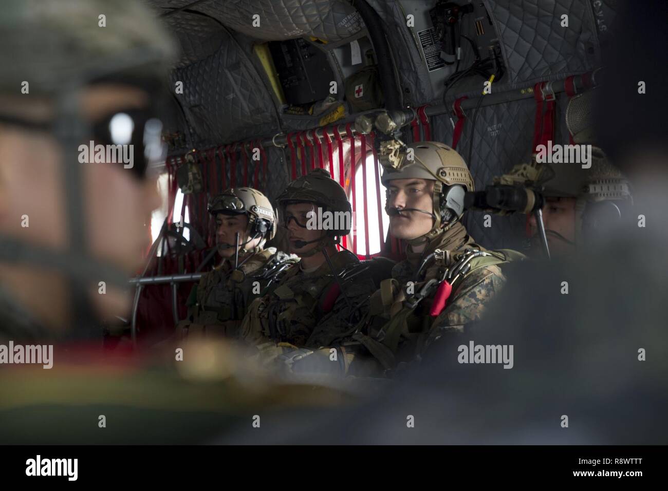 Us Marine Corps Staff Sgt. Xavier Ovando (links), Kapitän Ben Skarzynski (Mitte) und Sgt. Alexander Czub (rechts) Warten von U.S. Army CH-47 Chinook bei Josari Drop Zone zu springen, die Republik Korea, 17. März 2017 als Teil von Korea Marine übung Programm 17-6. KMEP ist im Geiste der Republik Korea-USA Die gegenseitige Verteidigung unterzeichneten Vertrags zwischen den beiden Nationen Oktober 1, 1953. Die Marines sind mit 3d-Reconnaissance Bataillon, 3rd Marine Division, III Marine Expeditionary Force. Ovando, ein Los Angeles, Kalifornien Eingeborener, ist der Platoon Sergeant. Skarzynski, ist der Platoon Commander f Stockfoto