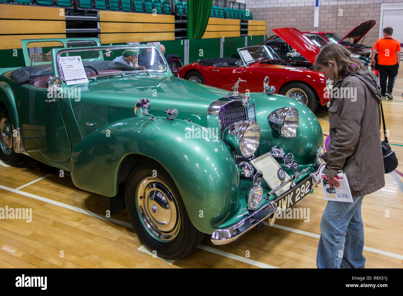 Besucher auf der Suche nach Oldtimer/Oldtimer am Shetland Classic Motor Show in Lerwick, Shetland Inseln, Großbritannien Stockfoto