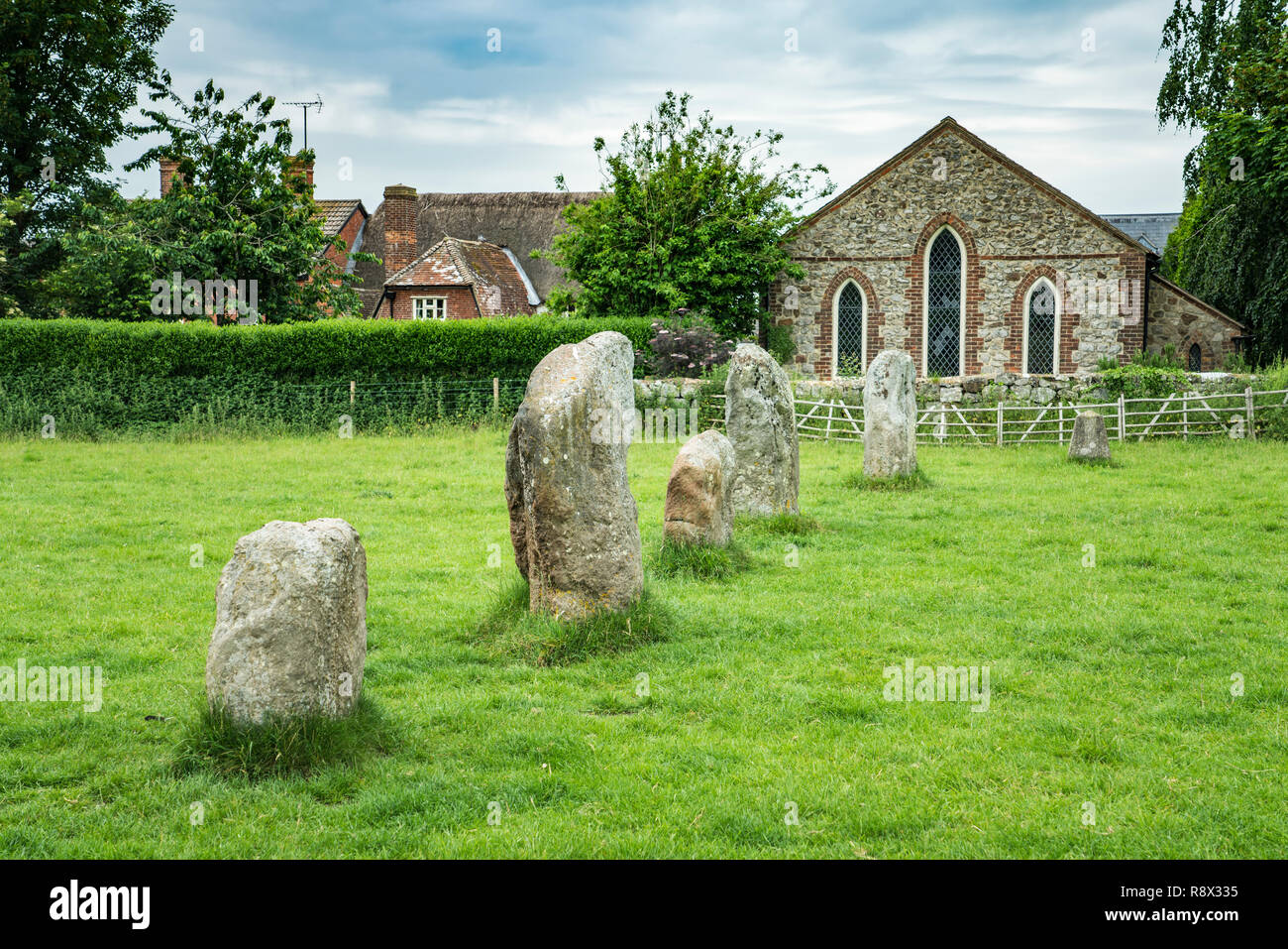 Jungsteinzeitlichen Steinkreise und Wiese mit Schafe weiden in der Nähe von Avebury, Wiltshire, England, Europa. Stockfoto