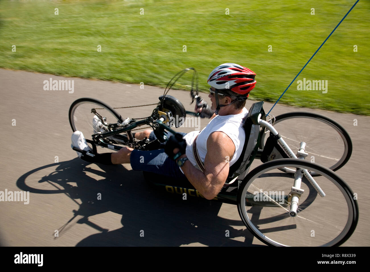 WA 02957-00 ... WASHINGTON - Ed Farrar von der Brust abwärts reitet seine Hand Dreirad auf der Wenatchees Loop Trail Kurbel gelähmt ist. Stockfoto