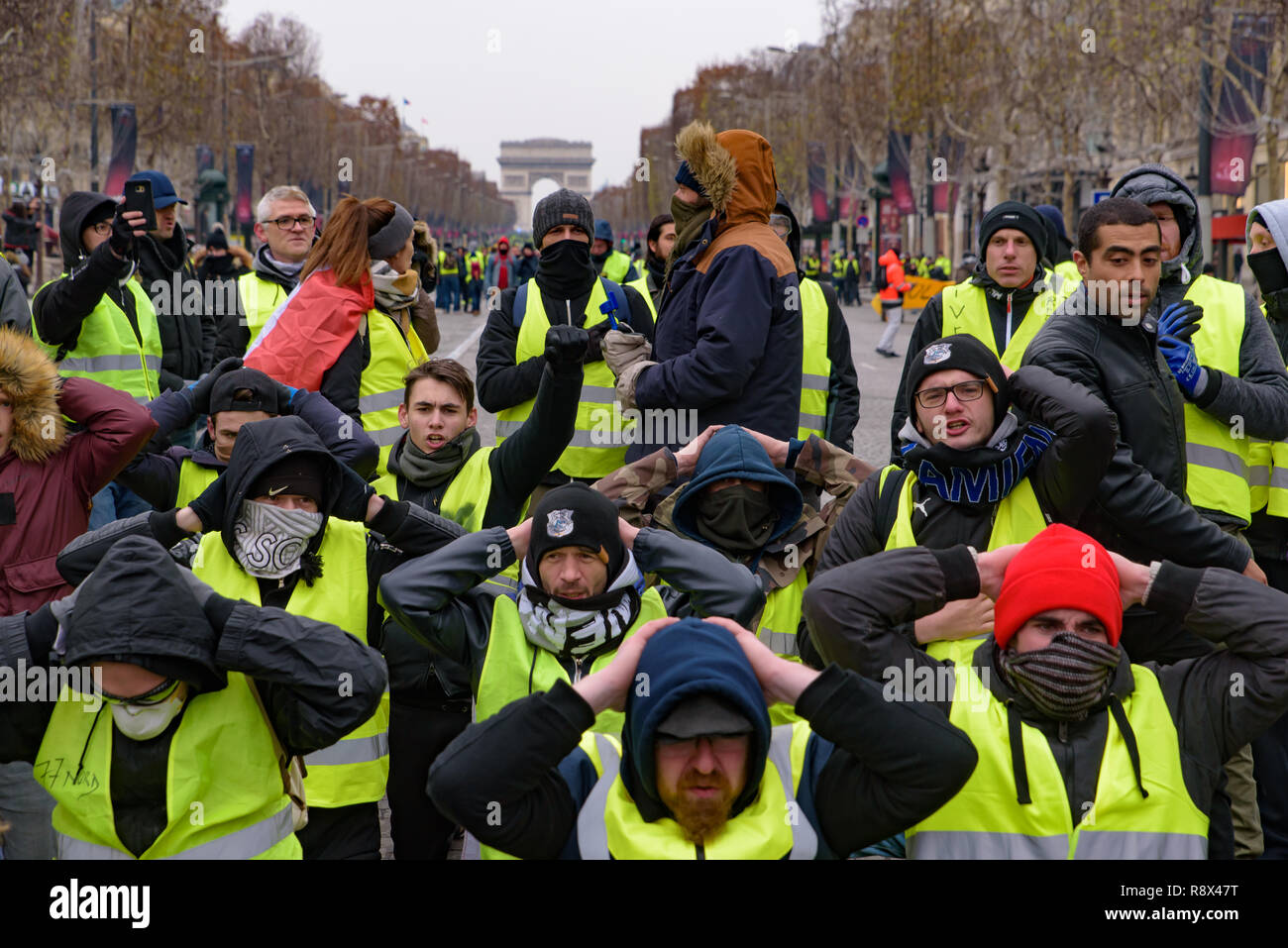 Gelb Demonstration (gilets Jaunes) Demonstranten, die gegen die Kraftstoffbesteuerung, Regierung, und der französische Präsident längestrich an der Champs-Élysées, Paris, Frankreich Stockfoto