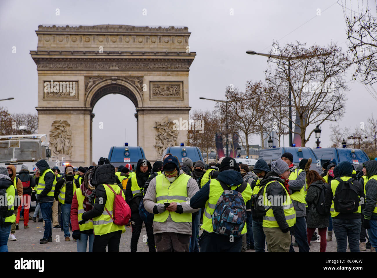 Gelb Demonstration (gilets Jaunes) Demonstranten, die gegen die Kraftstoffbesteuerung, Regierung, und der französische Präsident längestrich an der Champs-Élysées, Paris, Frankreich Stockfoto