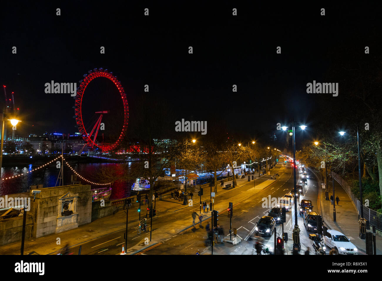 London Eye oder Millenium Wheel, ist ein 135 Meter Riesenrad, von dem aus Sie einen spektakulären Ausblick auf London, in der Nacht und Rot ist spektakulär Stockfoto