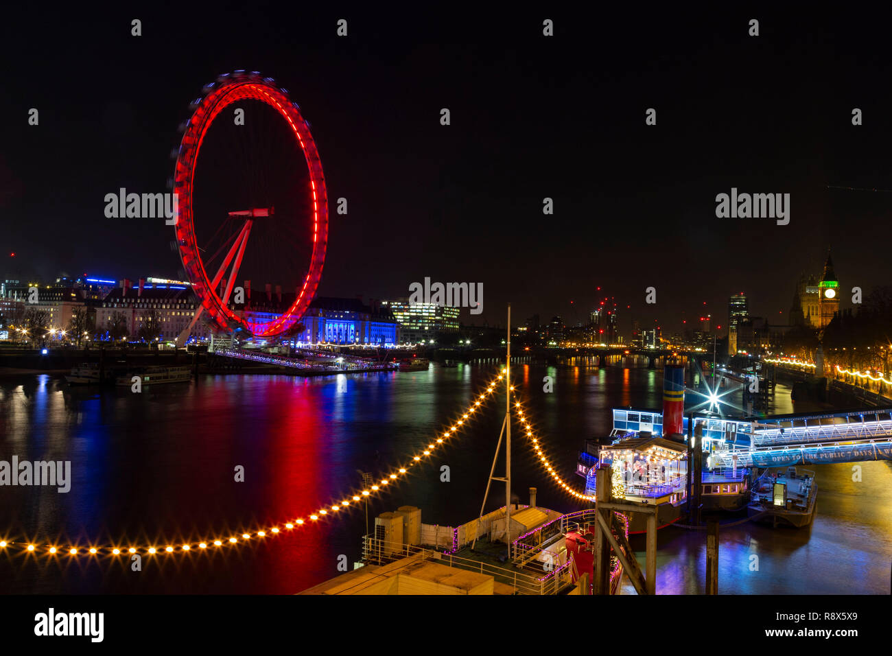 London Eye oder Millenium Wheel, ist ein 135 Meter Riesenrad, von dem aus Sie einen spektakulären Ausblick auf London, in der Nacht und Rot ist spektakulär Stockfoto