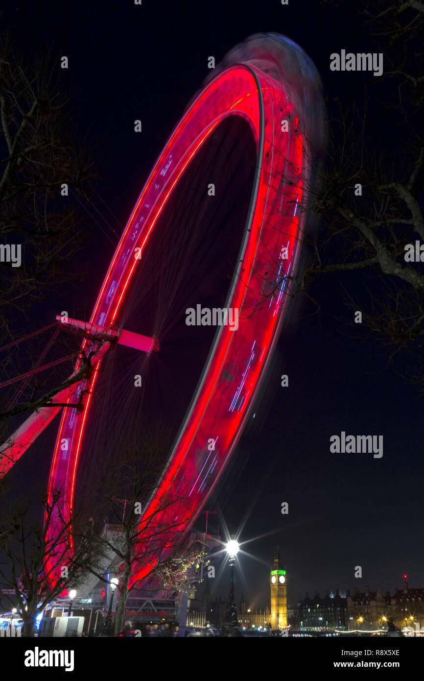 London Eye oder Millenium Wheel, ist ein 135 Meter Riesenrad, von dem aus Sie einen spektakulären Ausblick auf London, in der Nacht und Rot ist spektakulär Stockfoto