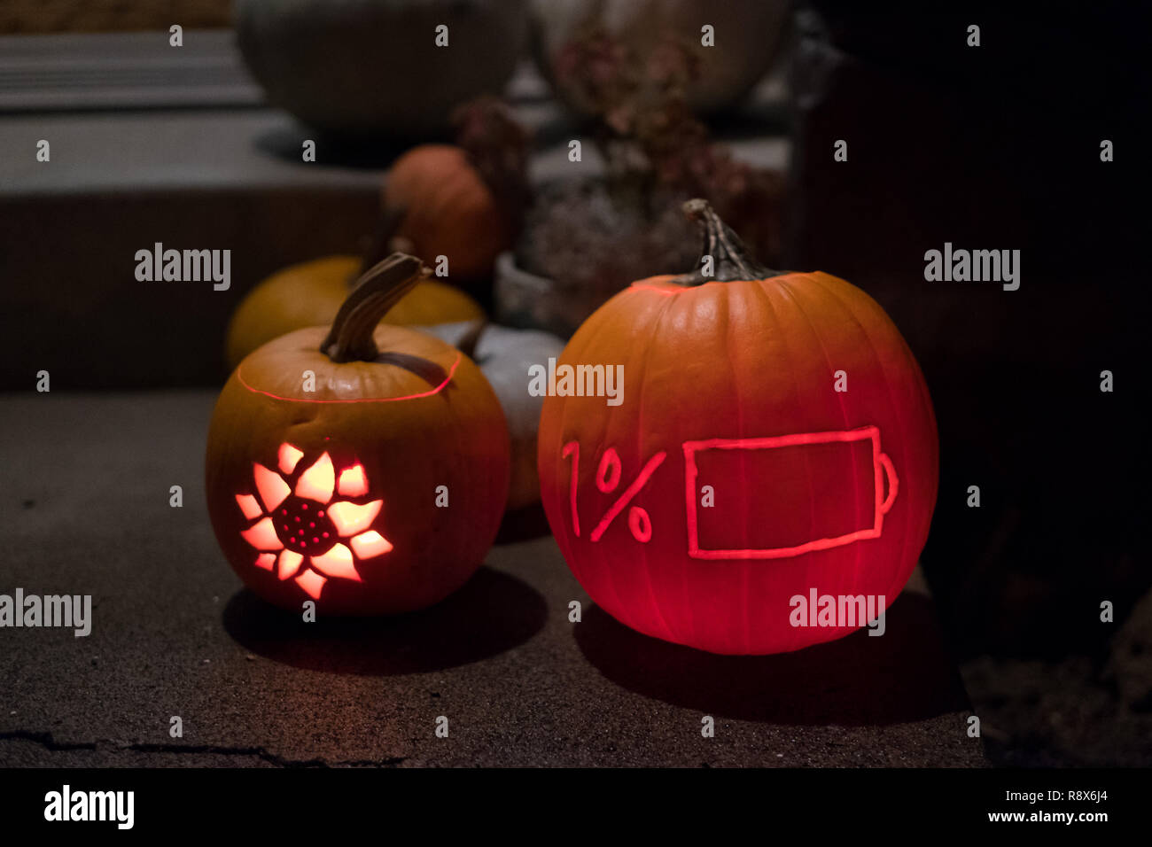 Niedrige Akkulaufzeit Pumkin geschnitzt an Halloween Stockfoto