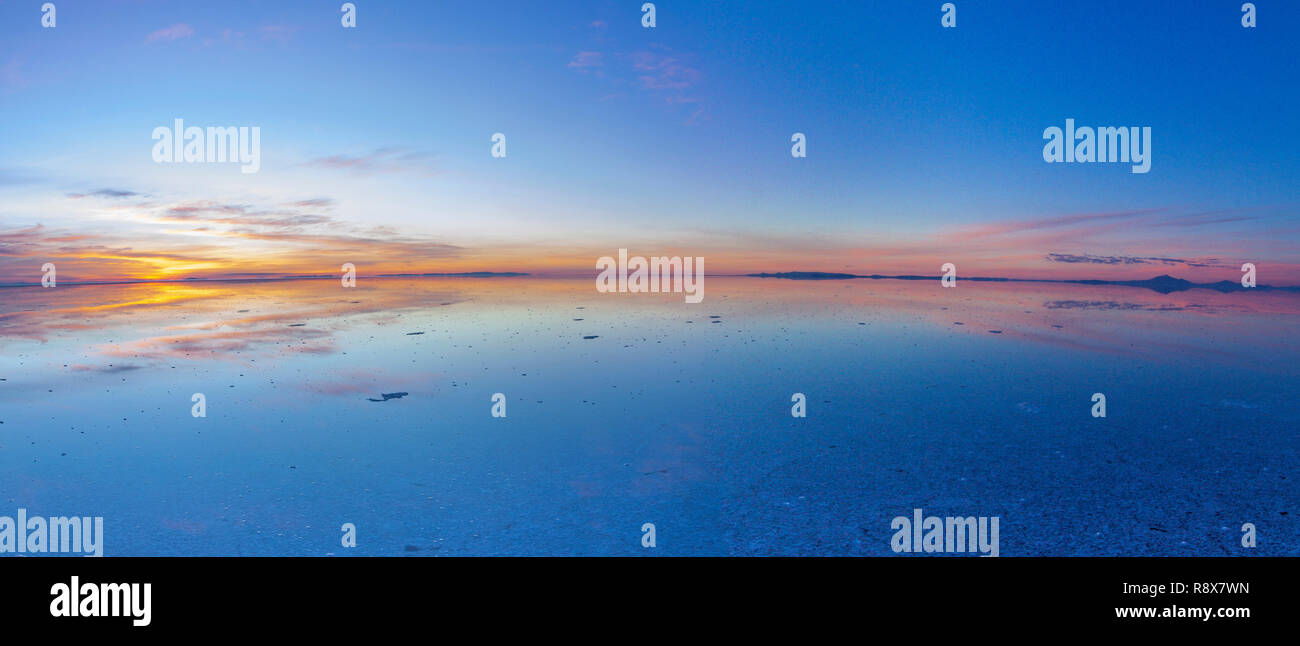 Uyuni Reflexionen. Eine der erstaunlichsten Dinge, die ein Fotograf sehen können. Hier können wir sehen, wie der Sonnenaufgang über einen unendlichen Horizont in Uyuni Stockfoto