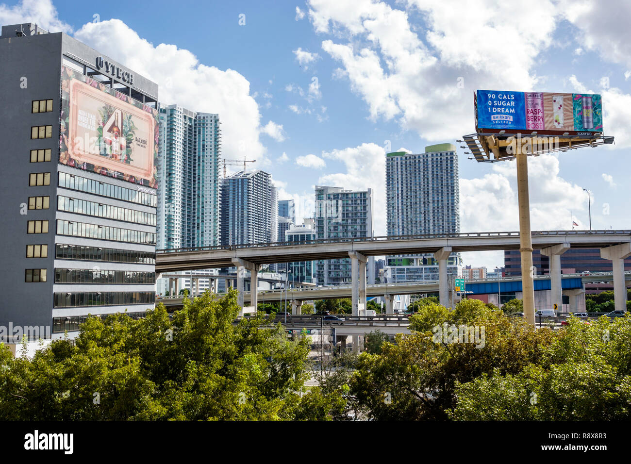 Miami Florida, City Skyline Plakatwand Werbung erhöhte Autobahnen, Gebäude Hochhaus Wohngebäude Eigentumswohnung Stockfoto
