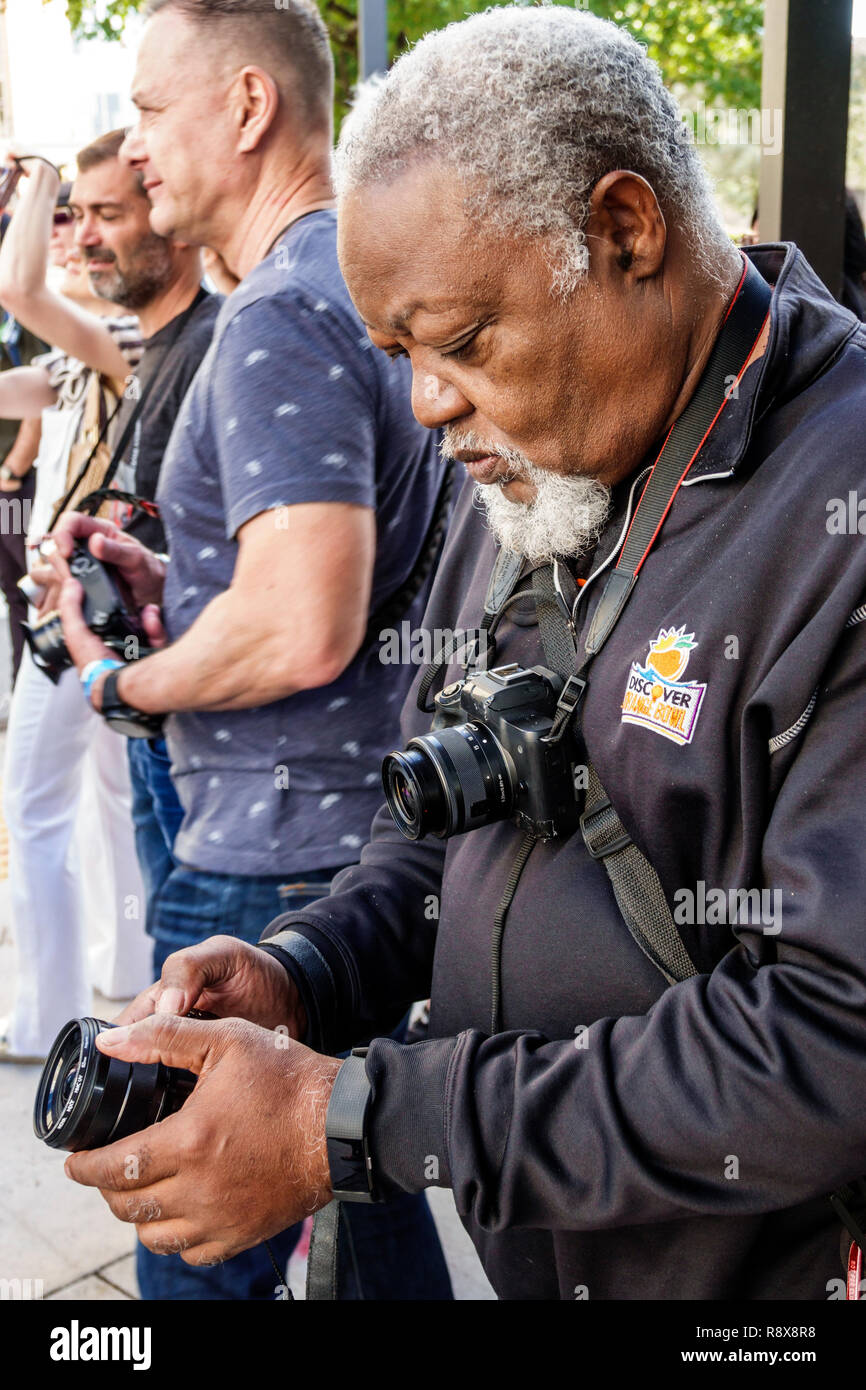 Miami Florida, Innenstadt, Schwarze Afrikanische Afrikaner ethnische Minderheit, Erwachsene Erwachsene Männer Männer männlich, Straßenfotograf, Fotos machen, Besucher reisen Trave Stockfoto