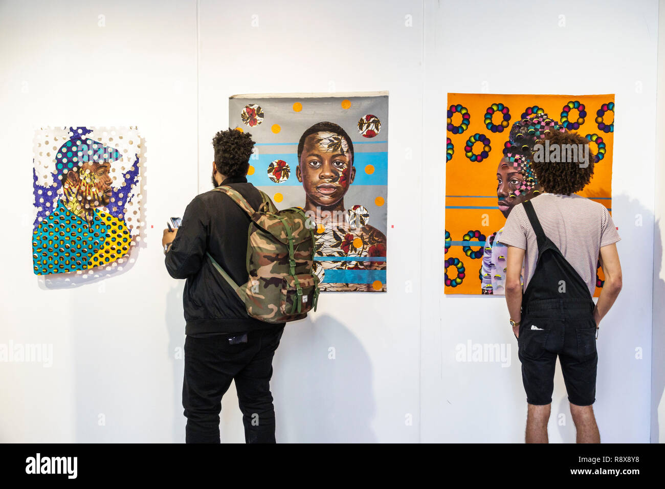Miami Florida, Innenstadt, Art Basel, Prizm Art Fair, Inneneinrichtung, Schwarze Afrikaner, ethnische Minderheit, Erwachsene Erwachsene, Männer, Freunde, Blick Stockfoto