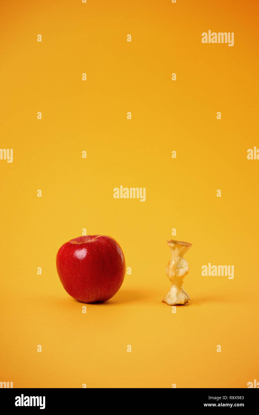 Äpfel & übriggebliebenen Äpfel auf dem gelben Hintergrund Stockfoto
