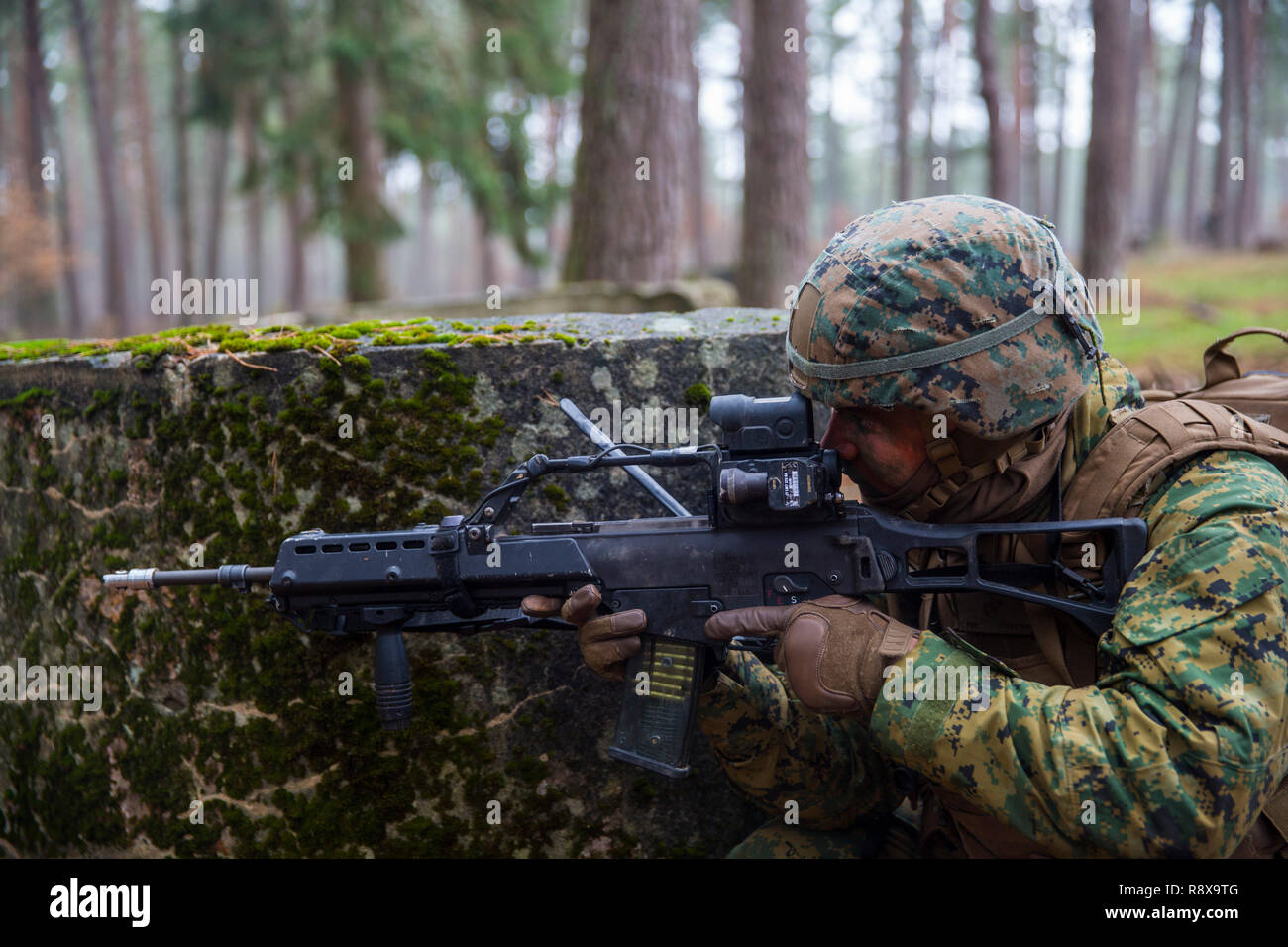 Ein US-Marine mit speziellen Zweck Marine Air-Ground Task Force-Crisis Response-Africa bietet Sicherheit während einer Schulungsveranstaltung mit deutschen Soldaten in Seedorf, Deutschland, Dez. 6, 2018. Diese Veranstaltung, die auf infanterie Taktik und Manöver konzentrierte, markiert das erste Mal US-Marines mit deutschen Fallschirmjäger Regiment-31 ausgebildet haben. SPMAGTF-CR-AF ist ein drehkraft eingesetzt Krise - Reaktion und Theater - Security Operations in Europa und Afrika zu leiten. (U.S. Marine Corps Foto von Sgt. Katelyn Hunter) Stockfoto