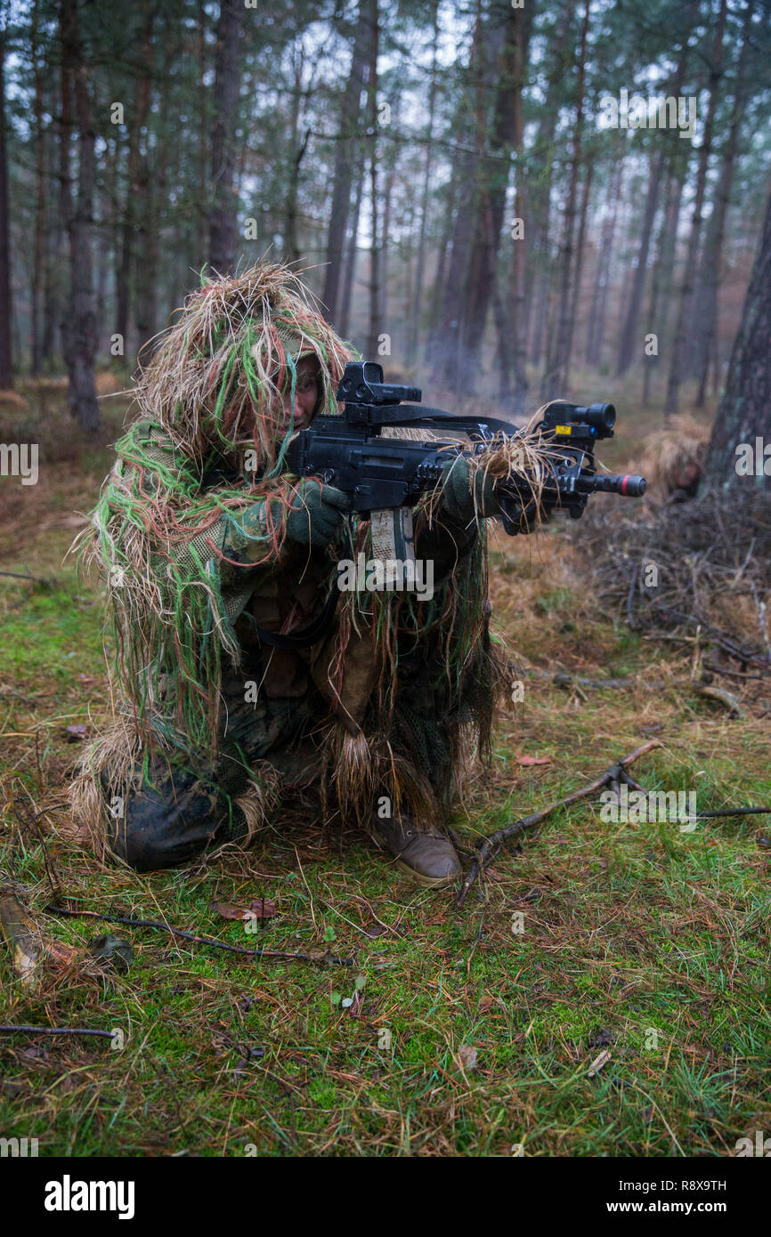 Ein US-Marine mit speziellen Zweck Marine Air-Ground Task Force-Crisis Response-Africa Sehenswürdigkeiten während einer Schulungsveranstaltung mit deutschen Soldaten in Seedorf, Deutschland, Dez. 6, 2018. Diese Veranstaltung, die auf infanterie Taktik und Manöver konzentrierte, markiert das erste Mal US-Marines mit deutschen Fallschirmjäger Regiment-31 ausgebildet haben. SPMAGTF-CR-AF ist ein drehkraft eingesetzt zu leiten - Reaktion auf Krisen und Theater - Security Operations in Europa und Afrika. (U.S. Marine Corps Foto von Sgt. Katelyn Hunter) Stockfoto