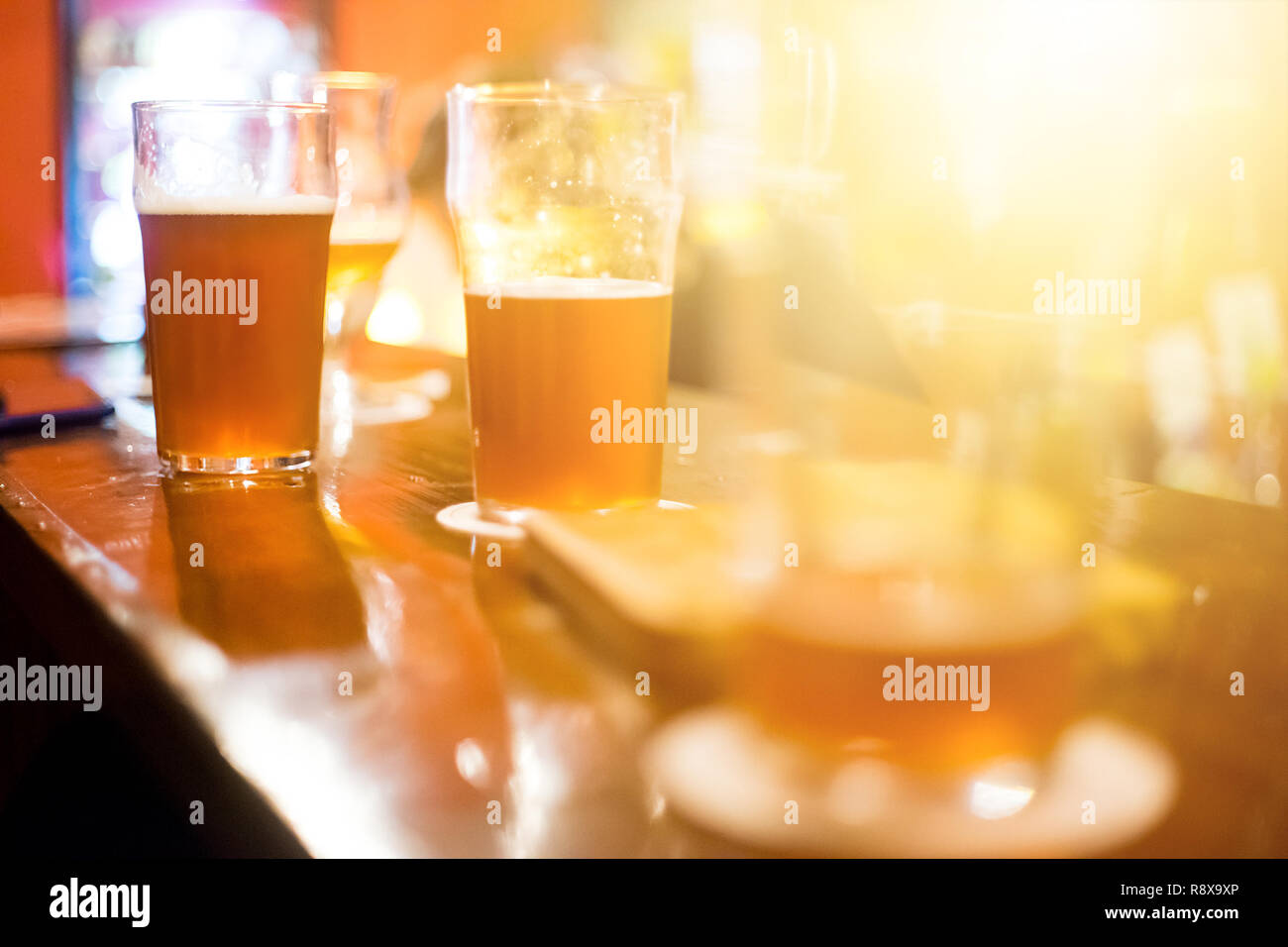 Dunkle Handwerk Bier an der Bar. Kopieren Sie Platz. Freitag party Abend. 2 Halb leere Gläser Alkohol Stockfoto