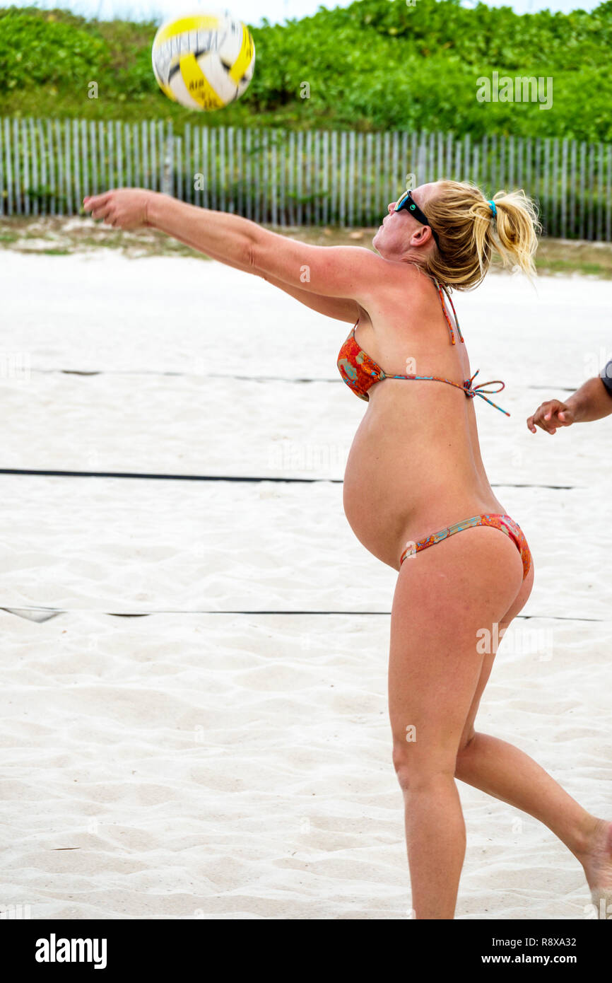 Miami Beach Florida, Schwangeren, die Bikini Badeanzug spielen Volleyball Sport aktiv, Stockfoto