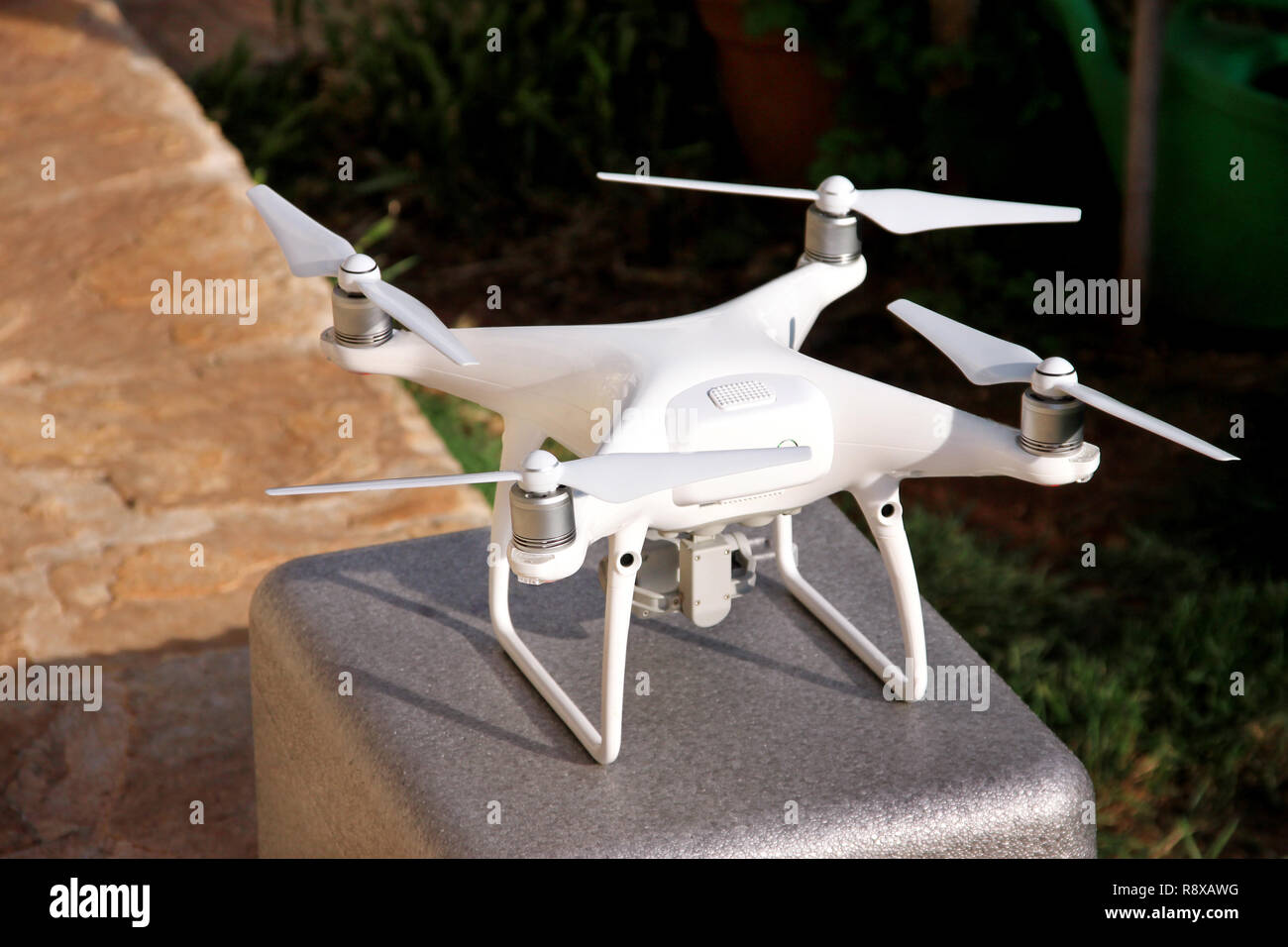 Weiß quadcopter Drone mit digitalen 4K-Kamera auf Stativ ist bereit zum Abheben in die Luft zu fliegen, um zu fotografieren, aufnehmen Aufnahmen von oben. Drone. Stockfoto