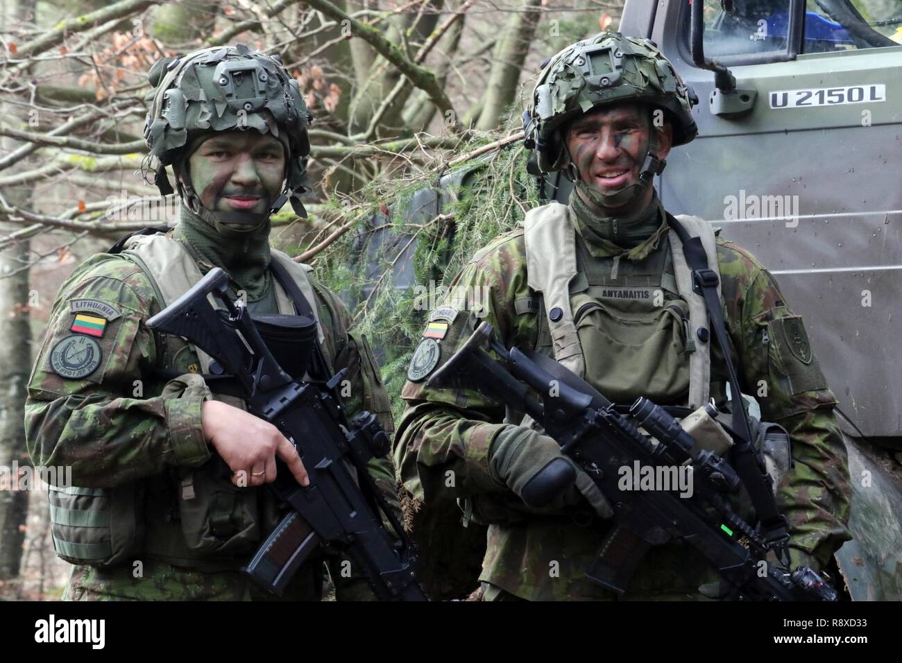 Die litauischen Soldaten stehen bereit, um Ihre taktische Position während der kombinierten Lösung XI, Dez. 6, 2018, in Hohenfels, Deutschland. Kombinierte Lösung XI ist eine alle zwei Jahre stattfindende Übung, die als Combat Training Center Zertifizierung für Regional zugeteilten Kräfte dient. Diese Wiederholung der Übung erfolgt in zwei Phasen an Grafenwöhr und Hohenfels Training in Bereichen zwischen November 26 - Dezember 14, 2018, 13 - 25, 2019. Stockfoto