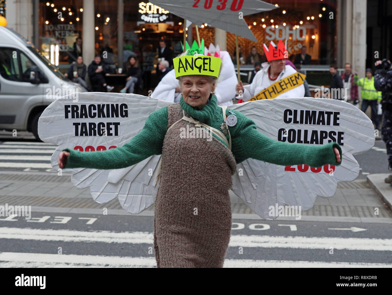 Wie ein Engel und begleitet von Joseph und drei Weisen, Dame Vivienne Westwood Teil in einem Protest gegen die Regierung fracking Politik außerhalb der Royal Courts of Justice in London dauert gekleidet. Stockfoto