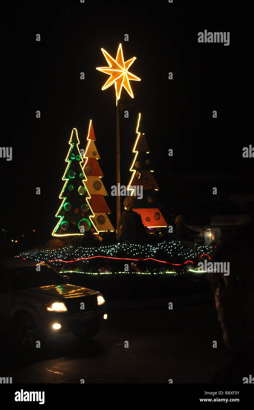 Baguio City Dezember 2018 Xmas Bäume befinden sich in der Straße angezeigt und SM City Baguio Stockfoto