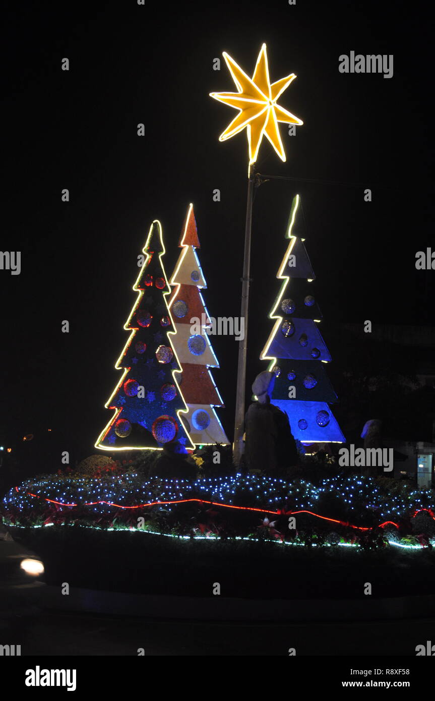 Baguio City Dezember 2018 Xmas Bäume befinden sich in der Straße angezeigt und SM City Baguio Stockfoto