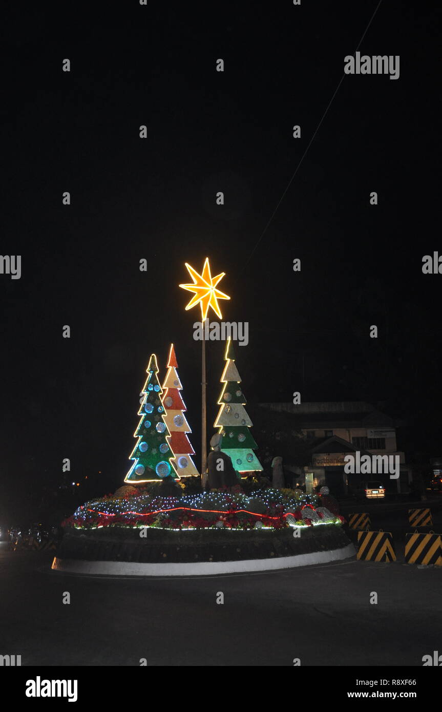 Baguio City Dezember 2018 Xmas Bäume befinden sich in der Straße angezeigt und SM City Baguio Stockfoto