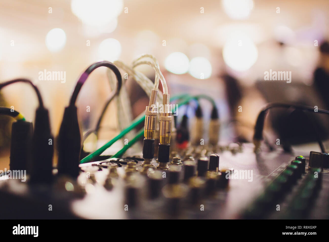 Professionelle Tontechnik Konsole mit Tasten, die Qualität und die Lautstärke einstellen. Stockfoto