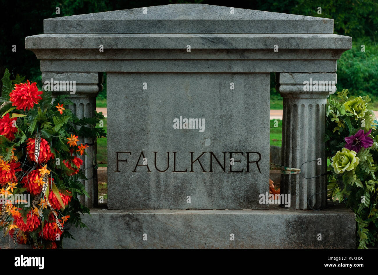 Blumen Mark das Grab des Südlichen Schriftsteller William Faulkner, 17. Juli 2011 in Oxford, Mississippi. Stockfoto