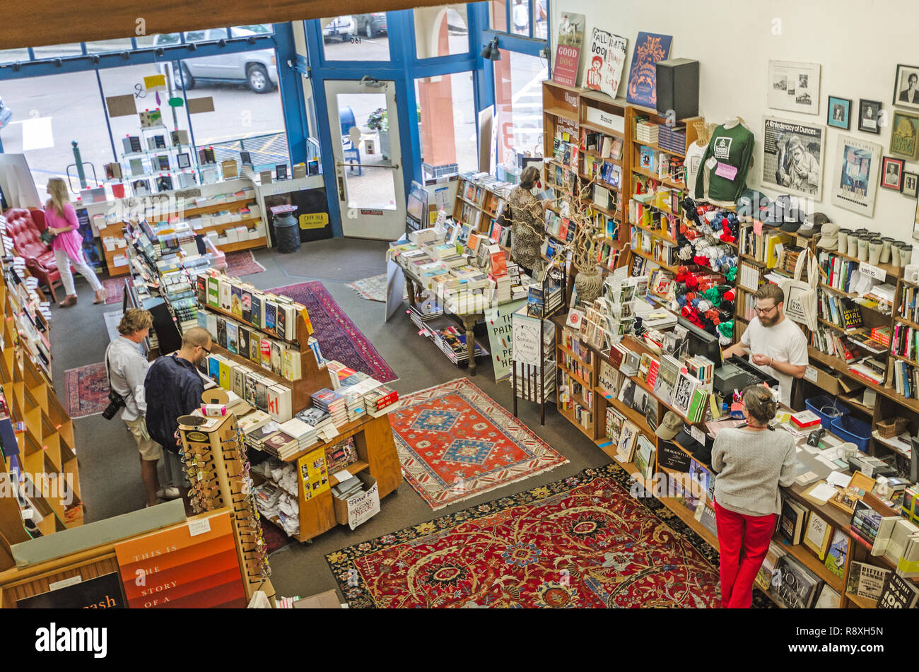 Kunden durchsuchen das Buch Auswahl bei Square Bücher, 31. Mai 2015, in Oxford, Mississippi. Das Familienunternehmen Buchhandlung wurde 1979 gegründet. Stockfoto