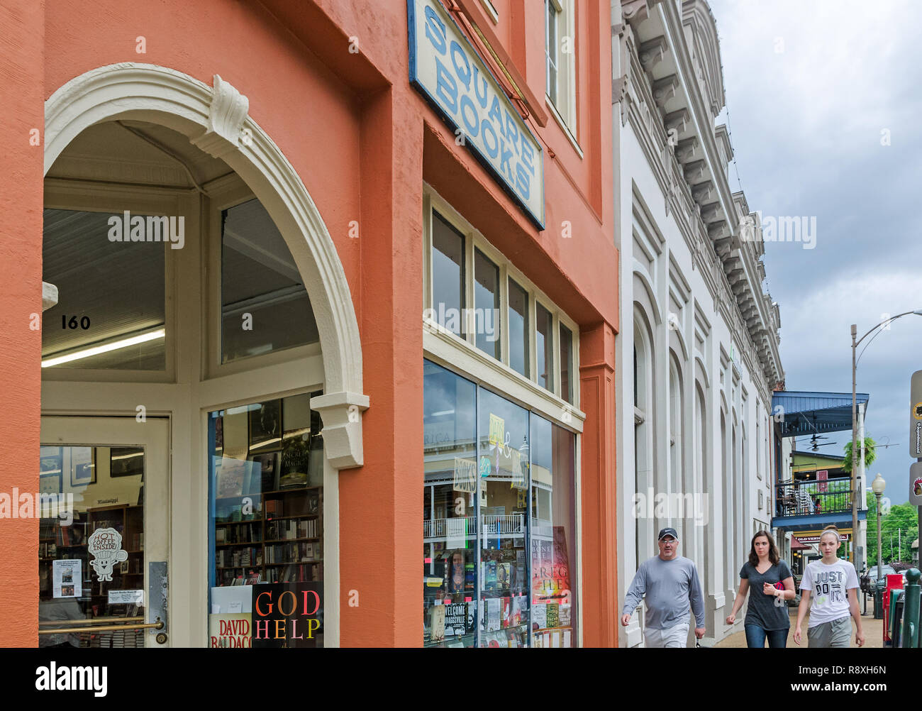Käufer vorbei quadratische Bücher, 31. Mai 2015, in Oxford, Mississippi. Das Familienunternehmen Buchhandlung wurde 1979 gegründet. Stockfoto