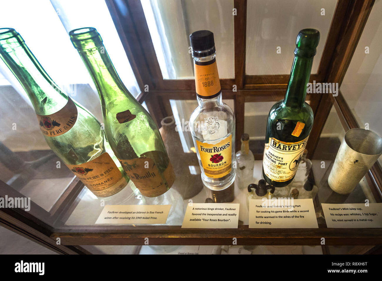 Alkoholflaschen und Mint Julep Cups sind an Rowan Oak, der Heimat des Südlichen Schriftsteller William Faulkner, 30. Mai 2015, in Oxford, Mississippi angezeigt. Stockfoto