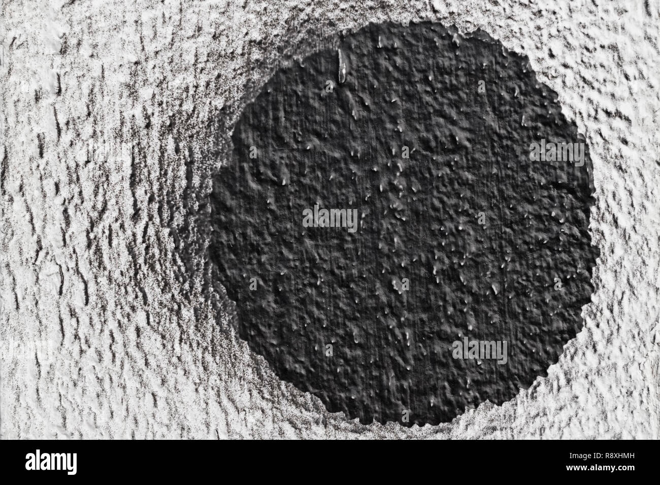 Kreis der schwarzen Farbe auf einer weißen Spalte mit Flecken von schwarzer Farbe Textur von einem Baum farbig Stockfoto