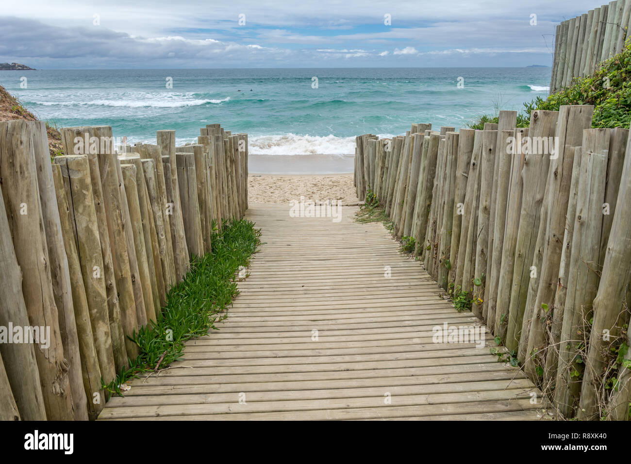 2018, Oktober. Florianopolis, Brasilien. Schmale Straße mit dem Meer am Ende. Campeche Strand (Praia do Campeche) Stockfoto