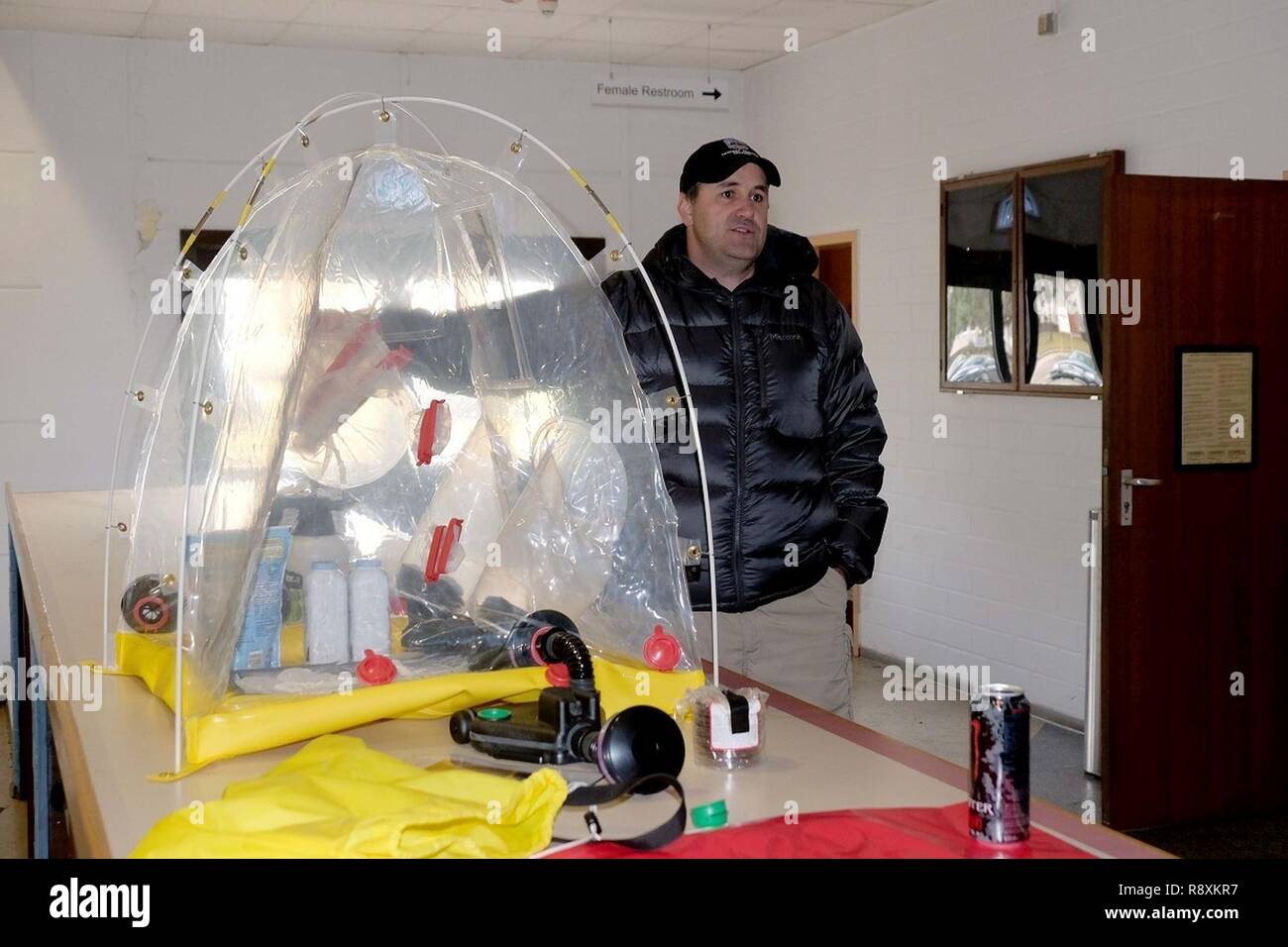 KAISERSLAUTERN, Deutschland - James Sorenson, aus den besonderen Programmen Division Dugway Proving Ground und Edgewood chemische biologische Zentrum Dugway Campus, führt eine nach der Überprüfung der Maßnahmen mit Soldaten aus der 7. Mission unterstützt den Befehl des 773Rd zivilen Support Team, 24.02.2017 auf Sembach Kaserne. Die 7 MSC veranstaltete ein Training Team mit CBRN-Fachpersonal aus der SPD DPG und Edgewood chemische biologische Zentrum Dugway Campus, Februar 20-24, 2017. Stockfoto