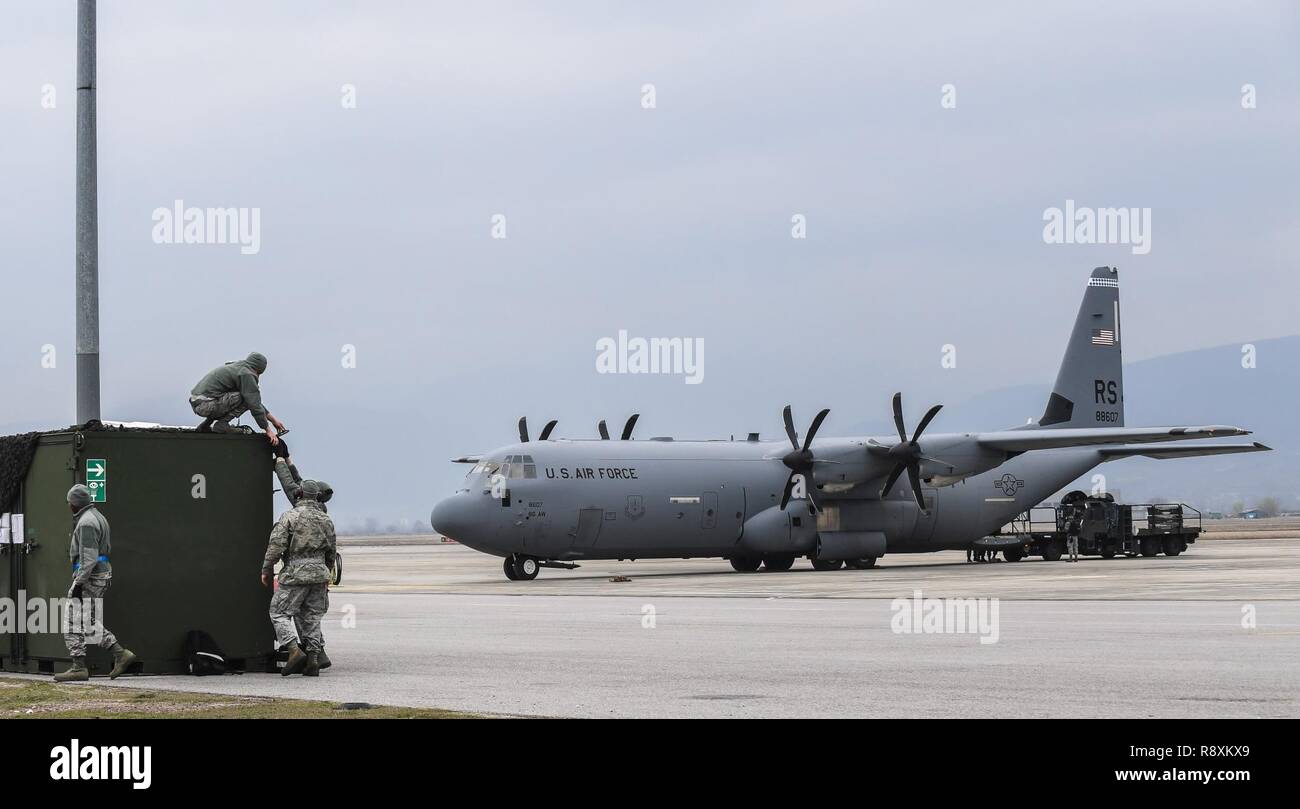 Flieger von der 86th Aircraft Maintenance Squadron prep ihre Arbeit mit Blick auf die flightline am regionalen Flughafen Plovdiv, Bulgarien, 14. März 2017. Die Betreuer legen Sie auf Verrechnung, sich vom Regen, Sonne und Wind für Ihre 12-Stunden Schichten während der Übung thrakischen Frühjahr 17, eine 2-wöchige kombinierte Ausbildung mit der bulgarischen Luftwaffe Schild. Die Übung ermöglicht eine gemeinsame Ausbildung Umwelt und zielt darauf ab, Bulgarien zur Vorbereitung auf mögliche künftige Maßnahmen zur Unterstützung der Blindbewerbungen weltweit. Stockfoto