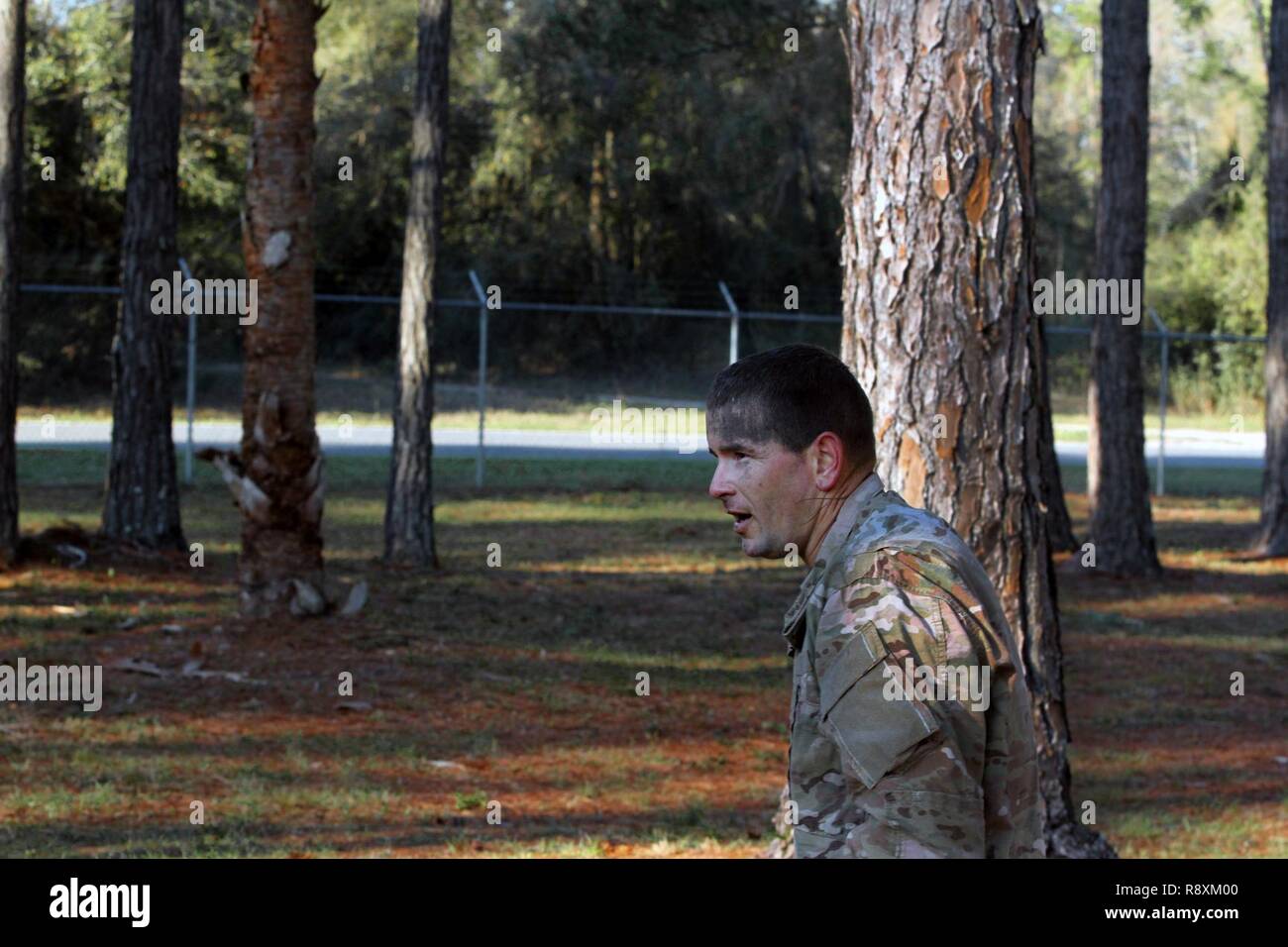 Army Staff Sgt. Edward Solomon, ein Kandidat vom 1 Battalion, 265Th Air Defense Artillery Regiment, trotzte die 40-Grad-Wetter im Hindernislauf Teil der besten Krieger Wettbewerb zu beteiligen. Die anstrengende und anspruchsvolle, 9-stage Event war am zweiten Tag der Woche gehalten - lange Wettbewerb. Stockfoto