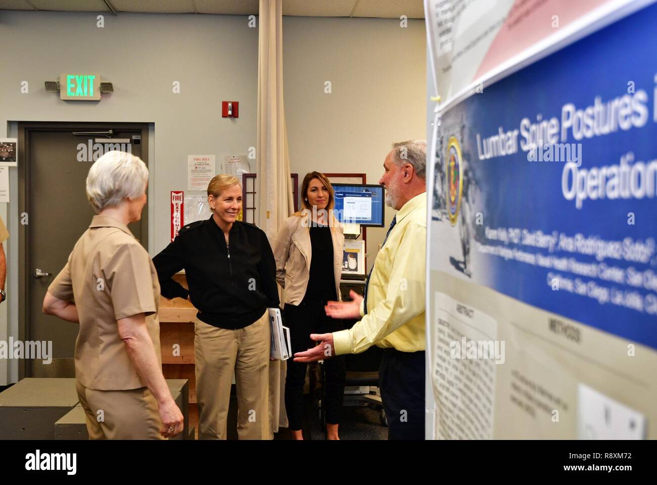 SAN DIEGO (13. März 2017) Marinegesundheit Forschungszentrum (NHRC) Personal besprechen des Befehls Forschungskapazitäten mit hinteren Adm. Ann Burkhardt, Direktor, 21. Jahrhundert Sailor Büro, bei ihrem Rundgang durch die Anlage. Forscher von der NHRC zur Verfügung Burkhardt mit einem Überblick über aktuelle Studien, die sich mit des 21. Jahrhunderts Sailor Initiativen wie Einsatzbereitschaft, Belastbarkeit, körperliche Fitness und Eingliederung. NHRC hat die wissenschaftliche Expertise auf dem Gebiet der körperlichen Eignung getestet wurden, zur Gründung pass/Ausfall Metriken und Überarbeitung zählenden Normen, seit 1980. Stockfoto